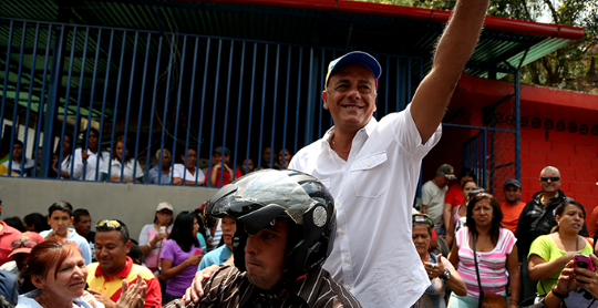 Jorge Rodríguez atiende al pueblo Barrio Adentro
