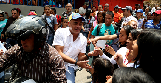 Jorge Rodríguez atiende al pueblo Barrio Adentro