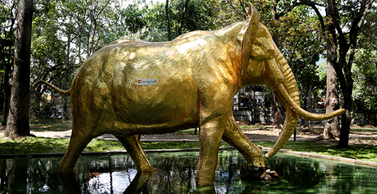 Los Caobos exhibe escultura “Elefante Dorado”